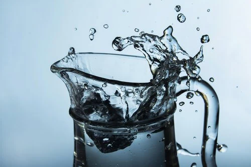 clear-jug-with-splashing-water_1